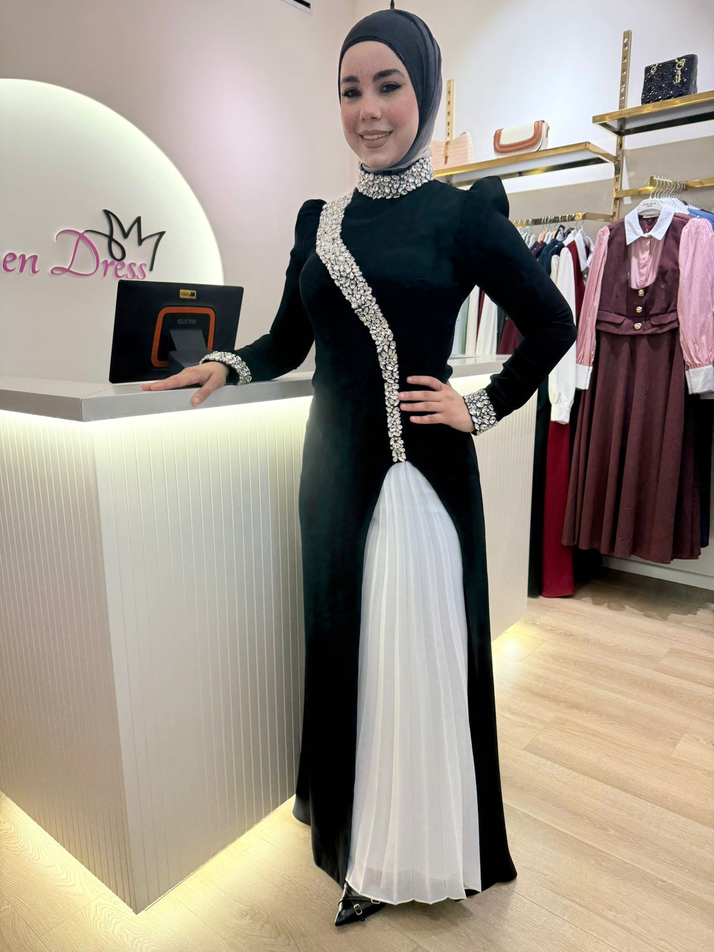 فستان سهرة مرصع بأحجار براقة